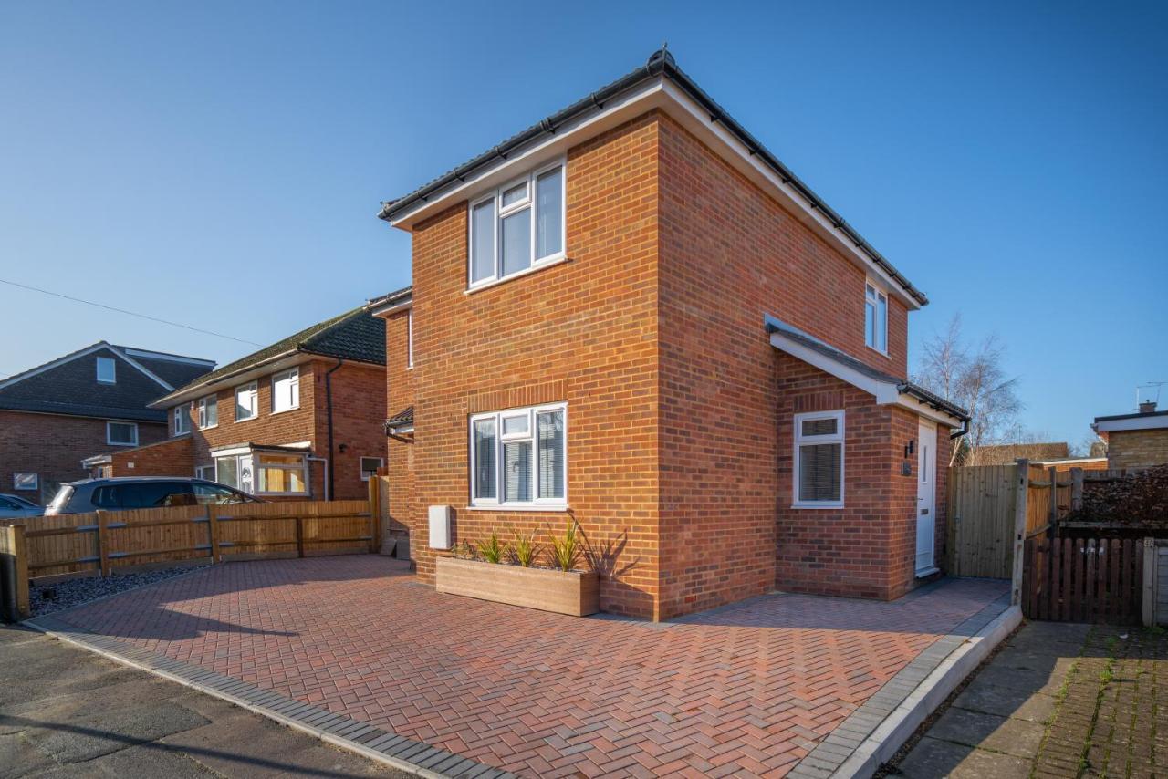 Mill Road Apartment First Floor Crawley  Bagian luar foto