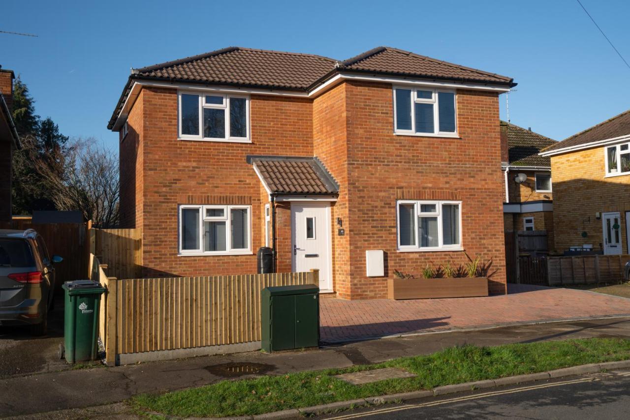 Mill Road Apartment First Floor Crawley  Bagian luar foto